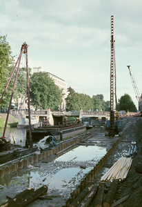 801456 Afbeelding van het slaan van damwanden langs het Willemsplantsoen te Utrecht, tijdens de werkzaamheden ten ...